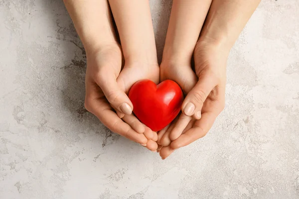 Mani Donna Bambino Con Cuore Rosso Sfondo Grunge — Foto Stock