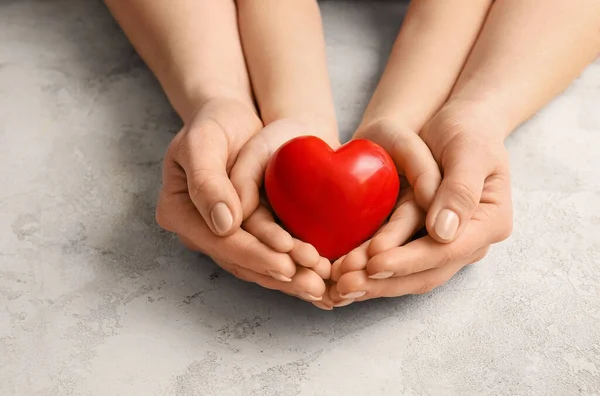 Handen Van Vrouw Kind Met Rood Hart Grunge Achtergrond Close — Stockfoto