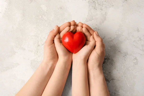 Grunge Arka Planında Kırmızı Kalbi Olan Kadın Çocuğun Elleri — Stok fotoğraf