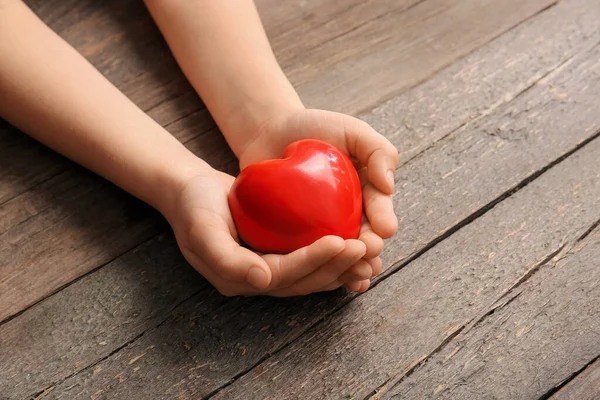 Παιδικά Χέρια Κόκκινη Καρδιά Ξύλινο Φόντο — Φωτογραφία Αρχείου