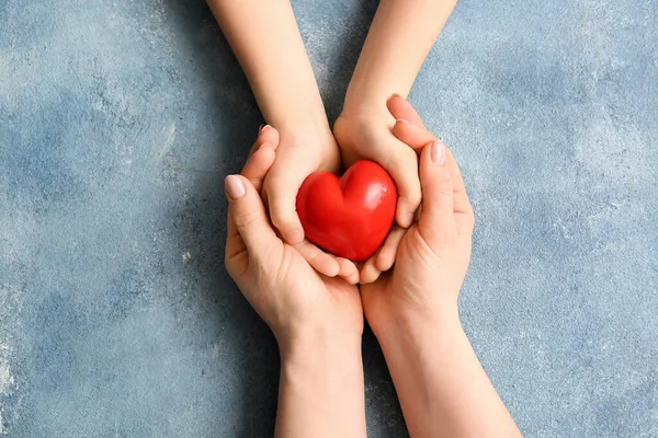 Handen Van Vrouw Kind Met Rood Hart Kleur Achtergrond — Stockfoto