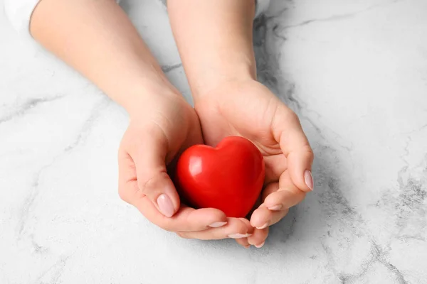 Γυναικεία Χέρια Κόκκινη Καρδιά Στο Φως Φόντο Closeup — Φωτογραφία Αρχείου
