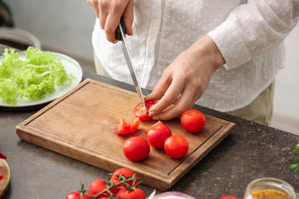Vrouw Die Tomaten Snijdt Voor Smakelijke Griekse Salade Tafel — Stockfoto