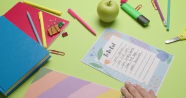 Renk arkaplanı ile ilgili yapılacaklar listesini kontrol eden öğrenci, yakın plan