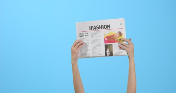 Hände Mit Zeitung Auf Farbigem Hintergrund — Stockvideo