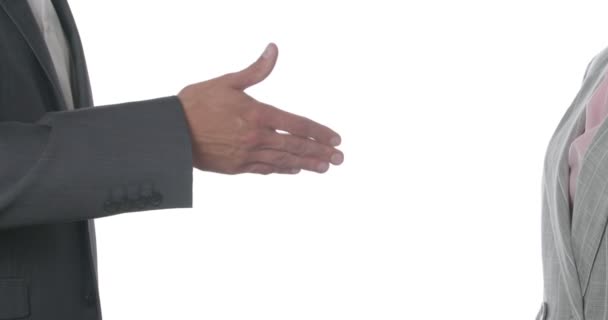 同僚と握手することを拒否し 代わりに白い背景に拳をぶつけるビジネスマン女性 — ストック動画