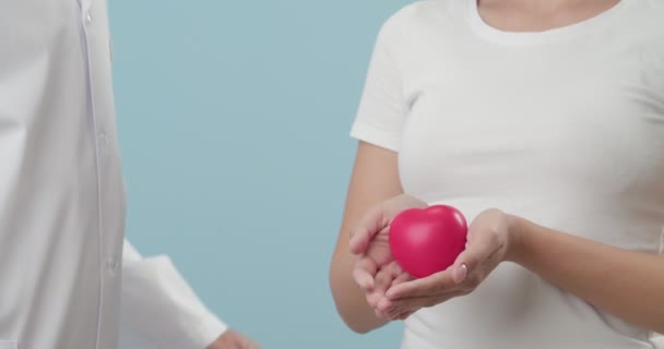 Dottore Paziente Con Cuore Rosso Sfondo Colore Primo Piano Concetto — Video Stock