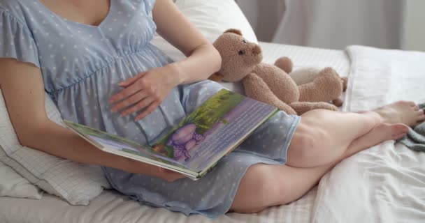 Красива Молода Вагітна Жінка Читає Книгу Спальні — стокове відео