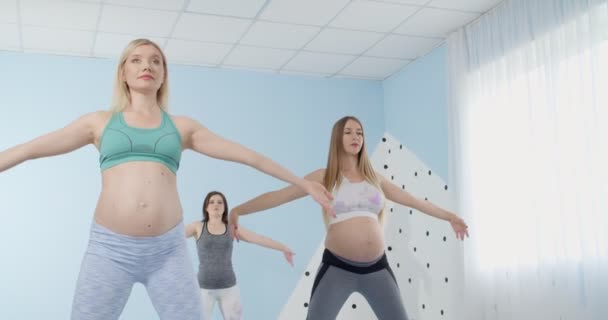 妊娠中の女性はジムでヨガを練習 — ストック動画