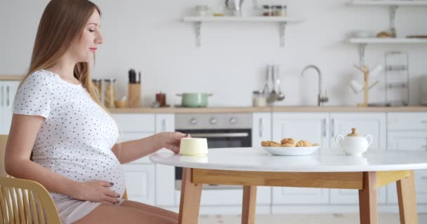 Jeune Femme Enceinte Buvant Thé Dans Cuisine — Video