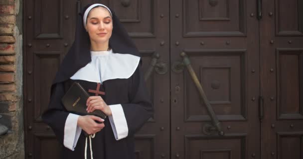 Young Nun Inviting Visitors Church — Stock Video