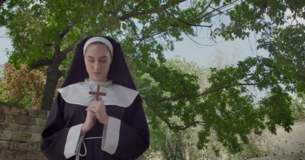 Молодая Монахиня Крестом Молится Открытом Воздухе — стоковое видео