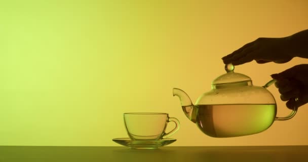 Nalanie Gorącej Herbaty Filiżance Tle Koloru — Wideo stockowe