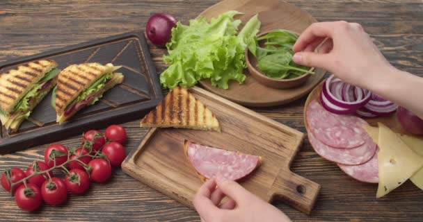 Mujer Haciendo Sabroso Sándwich Mesa Madera — Vídeo de stock