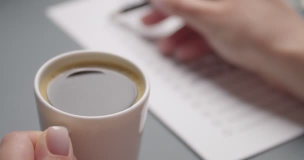 Mujer Bebiendo Café Revisando Lista Tareas Pendientes Primer Plano — Vídeos de Stock