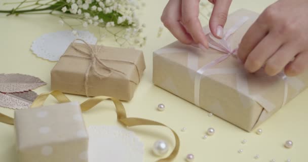 천연색 배경으로 아름다운 선물을 포장하는 — 비디오