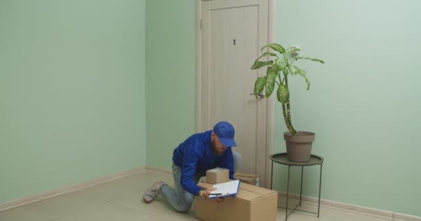 Male Courier Leaving Parcels Customers Doors — Stock Video