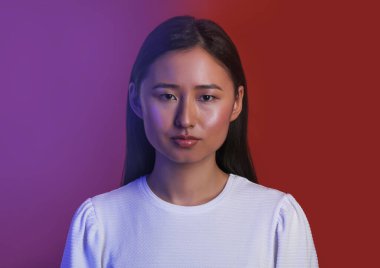 Renkli arka planda güzel bir genç kadının portresi