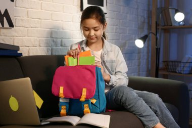 Sırt çantalı küçük kız gecenin geç saatlerinde evde