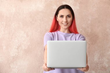 Renkli dizüstü bilgisayarı olan kadın programcı