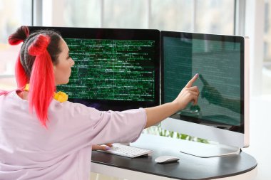 Ofisteki bilgisayar ekranını gösteren kadın programcı