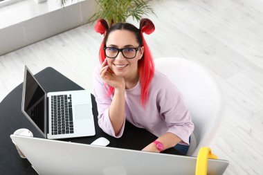 Ofiste çalışan kadın programcı