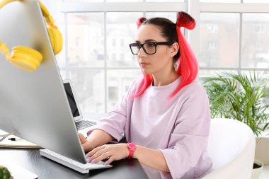 Ofiste bilgisayarla çalışan kadın programcı