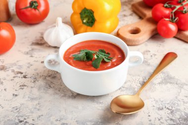 Hafif arka planda lezzetli gazpacho ile kase