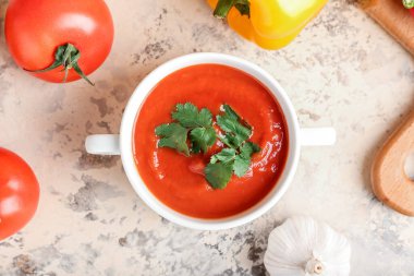 Hafif arka planda lezzetli gazpacho ile kase