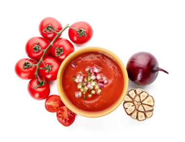 Lezzetli gazpacho ve beyaz arka planda sebzeli kase.