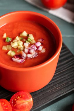 Ahşap arka planda lezzetli gazpacho tabağı, yakın plan.