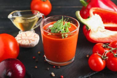 Lezzetli gazpacho ve arka planda sebzeli bir bardak, yakın plan.
