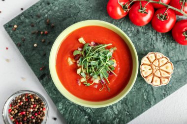 Hafif arka planda lezzetli gazpacho ile kase