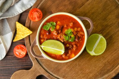 Ahşap arka planda lezzetli biberli güveç.