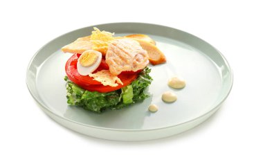 Beyaz arka planda Sezar salatası