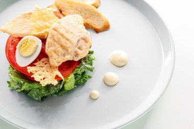 Beyaz arka planda Sezar salatası, yakın plan.