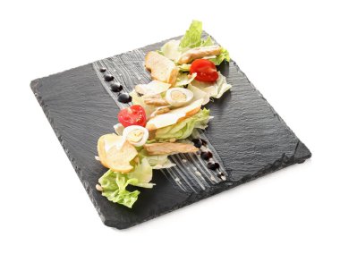 Beyaz arka planda lezzetli Sezar salatası.