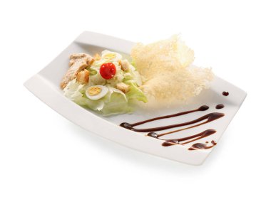 Beyaz arka planda lezzetli Sezar salatası.