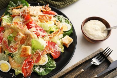 Tatlı Sezar salatası ve soslu tabak arka planda, yakın plan.