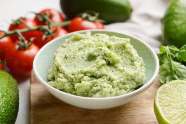 Lezzetli guacamole ve limon tabağı, yakın plan.