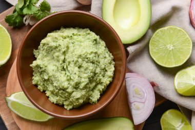 Lezzetli guacamole, avokado ve limon tabağı, yakın plan.