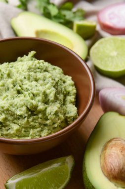Lezzetli guacamole, avokado ve limon tabağı, yakın plan.