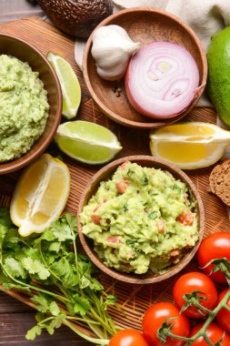 Ahşap arka planda lezzetli guacamole ile kompozisyon