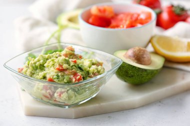Masada lezzetli guacamole ile kase, yakın plan.