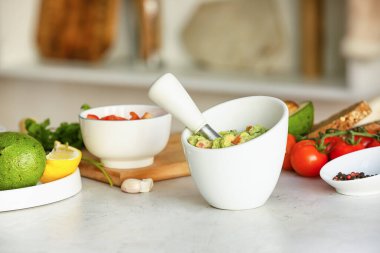 Masada lezzetli guacamole ile havan topu