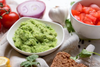 Masada lezzetli guacamole ile kase, yakın plan.