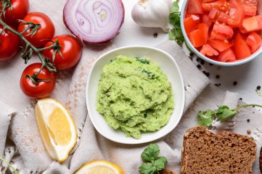Hafif ahşap arka planda lezzetli guacamole ile kompozisyon