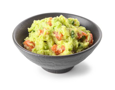 Beyaz arka planda lezzetli guacamole ile kase