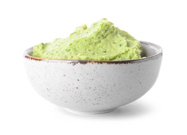 Beyaz arka planda lezzetli guacamole ile kase