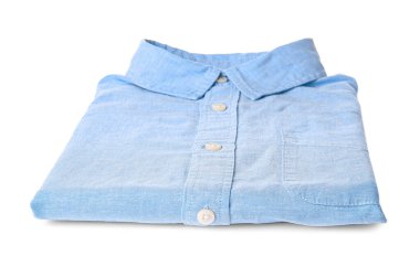 Beyaz arka planda şık erkek gömleği